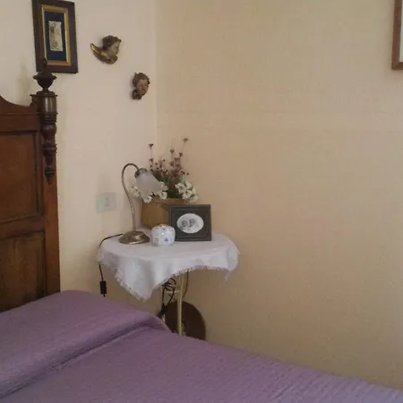 Casa di campagna L'ape In Corte Casa Di Campagna, Via Francigena Stanze E Colazione *